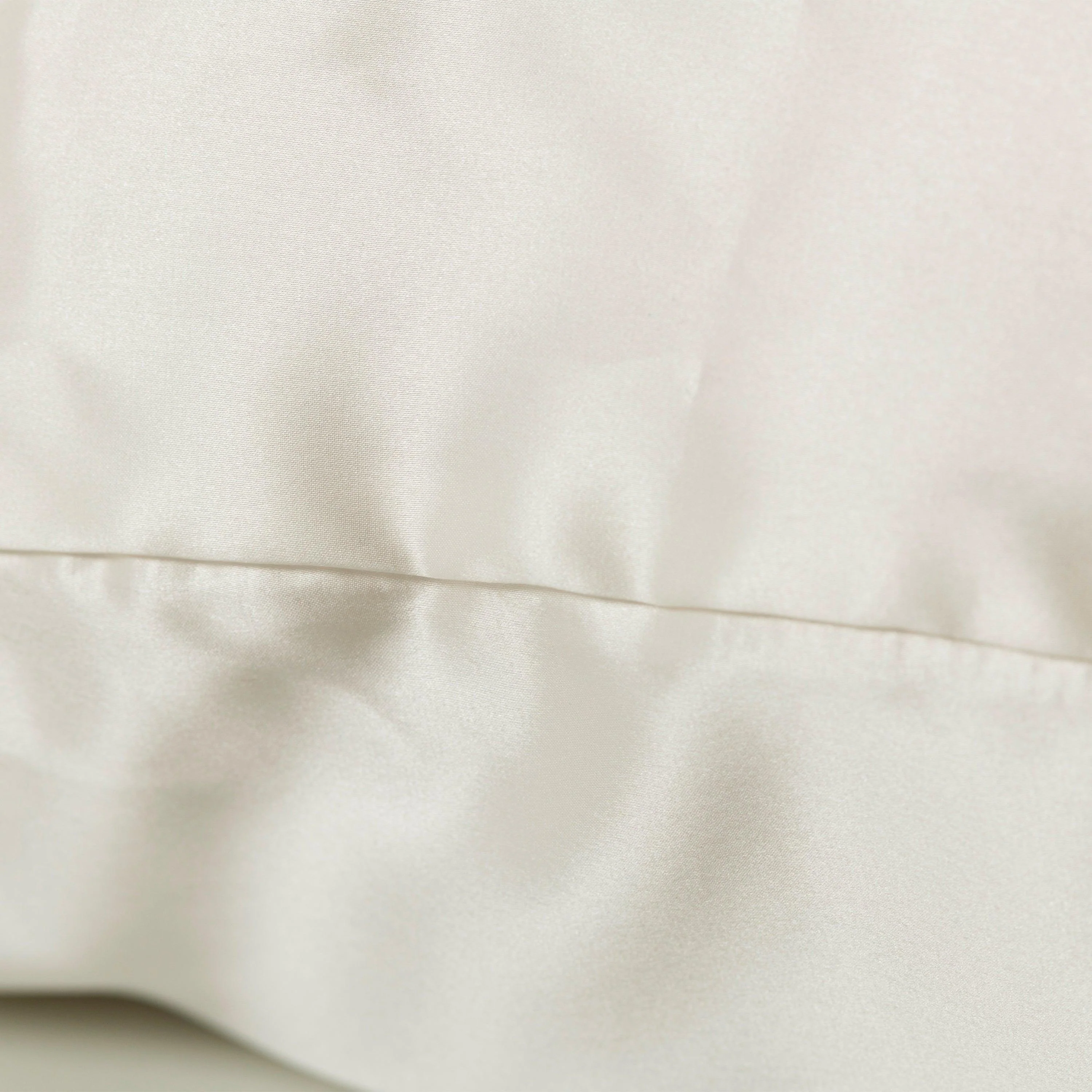 Beauté Mulberry Silk Rectangular Pillowcase - Ivory - Image 4