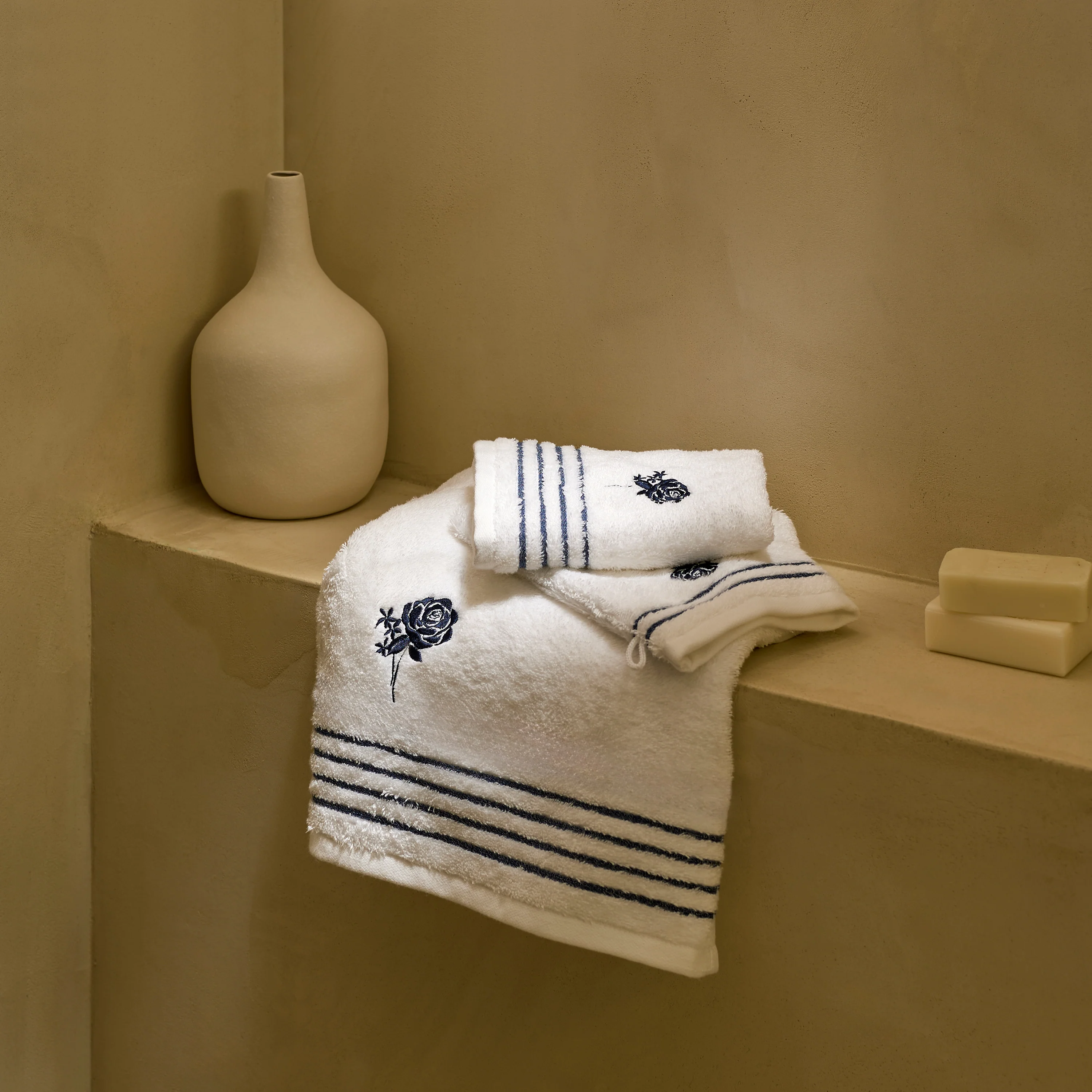 Rosablue Cotton & Bamboo Viscose Bath Glove - White - Image 3