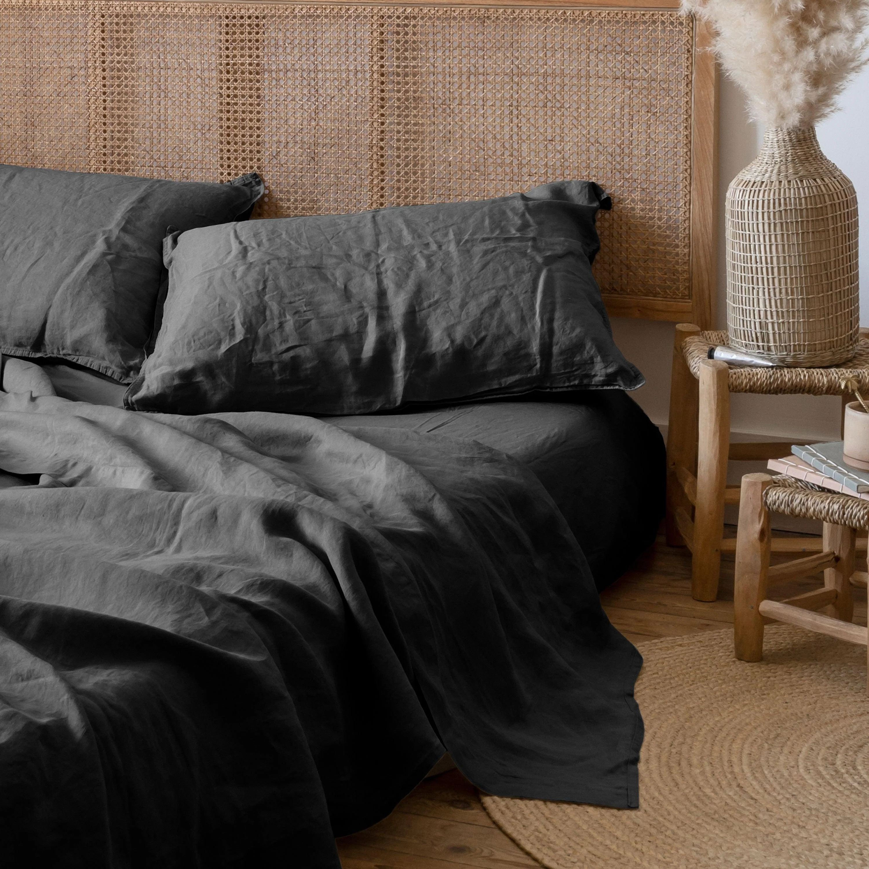 Songe Square Washed Linen Pillowcase - Anthracite - Image 2